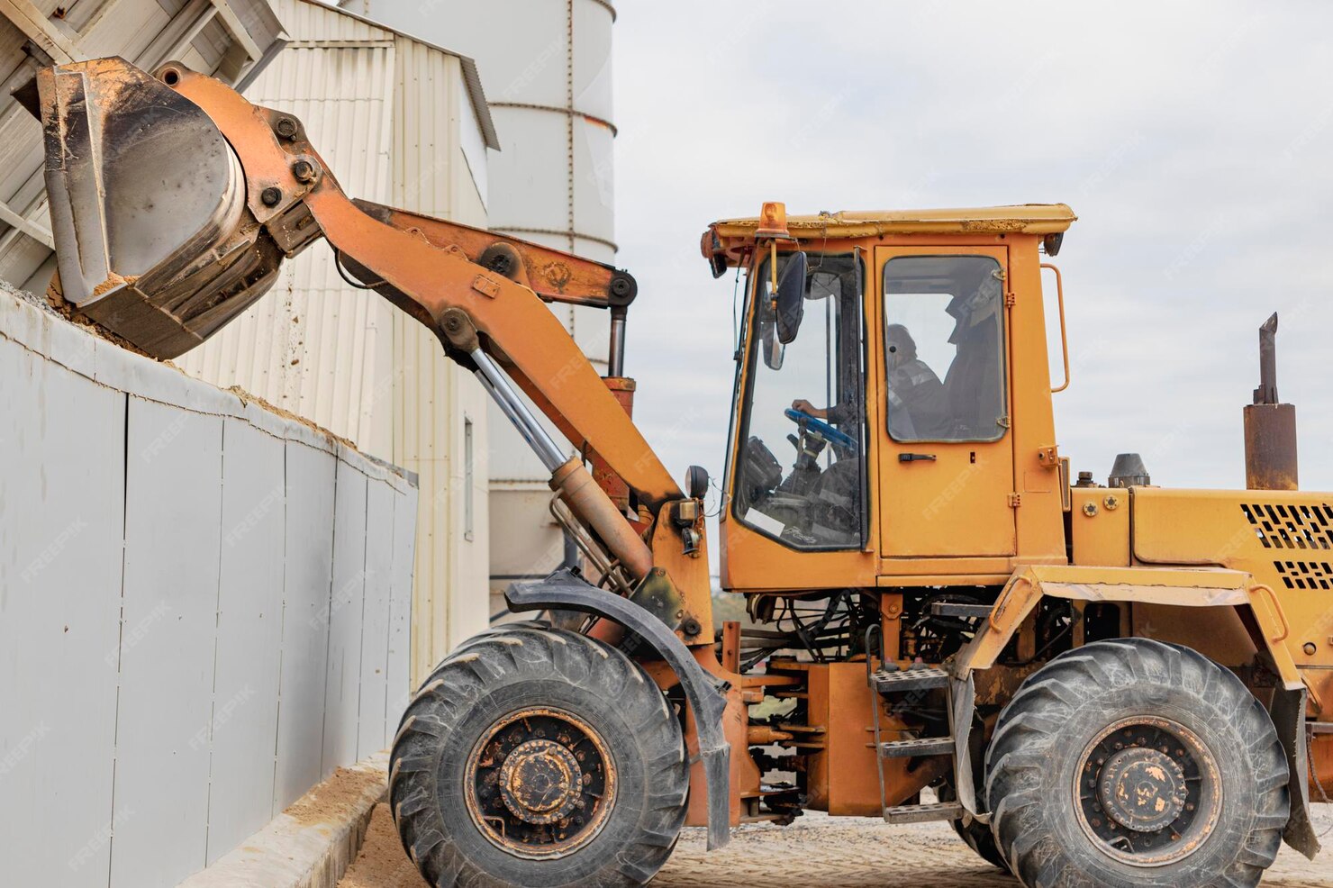 Shovels & Telescopic Loaders UAE